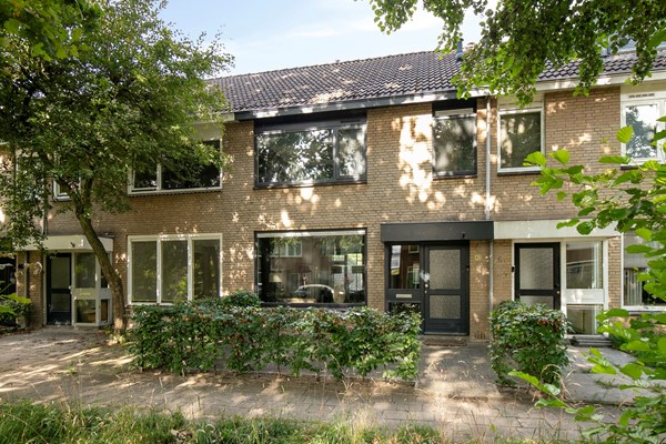 Ruime en verzorgde tussenwoning met vier slaapkamers! 