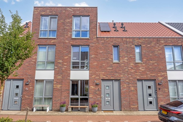 Sfeervolle en luxe tussenwoning met opvallend veel extra's!