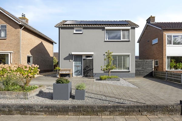 Royale vrijstaande woning met serre en vier slaapkamers!
