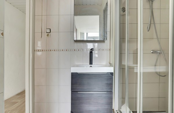 Medium property photo - Hoenderloostraat 13, 2573 RJ Den Haag