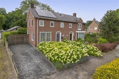 Te koop: Een 2-onder-1 kapwoning met een fraai vrij uitzicht, 3 slaapkamers en een vrijstaande garage !