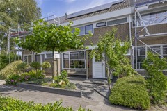 Te koop: Moderne Tussenwoning, met 4 Slaapkamers, Zonnepanelen, laadpaal en Sfeervolle tuin.
