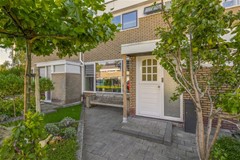 Verkocht onder voorbehoud: Moderne Tussenwoning, met 4 Slaapkamers, Zonnepanelen, laadpaal en Sfeervolle tuin.
