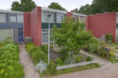 Te koop: Tussenwoning aan het Water, met maar liefst 4 Slaapkamers, Label B en kunststof kozijnen!