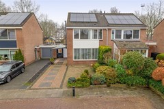 Te koop: Goed onderhouden geschakelde twee onder een kap woning met eigen oprit!