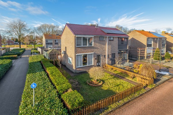 Te koop: Sfeervolle en gemoderniseerde 2/1kapwoning met een garage !