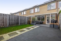 Te koop: Moderne en Energiezuinige tussenwoning, met carport zonnepanelen, overkapping en nieuwe keuken.