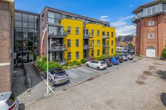 Te koop: Royaal appartement uit 2001 met twee slaapkamers en eigen parkeerplaats!