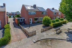 Te koop: Sfeervolle 2-onder-1 kapwoning, met maar liefst 4 slaapkamers en met een garage en carport !