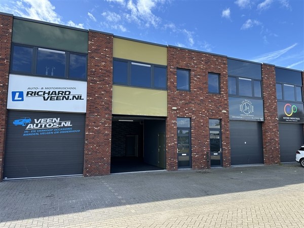 Te huur: Goed onderhouden kantoorpand met overheaddeur gelegen op een A-locatie! 