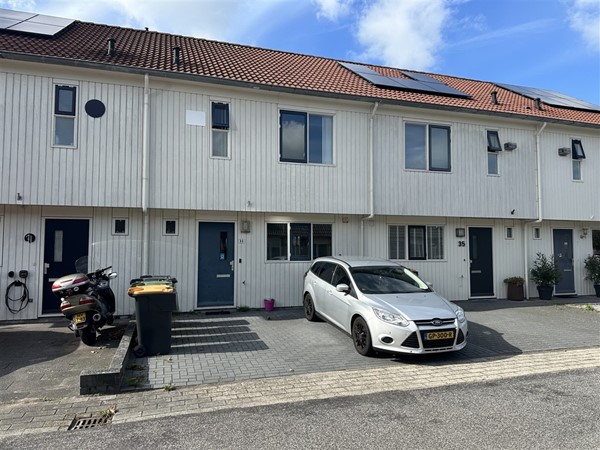 Te huur: Gelegen in de aantrekkelijke wijk Buitenwoel met 4 slaapkamers en parkeren op eigen terrein !