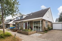 Te koop: Speels ingedeelde twee-onder-een-kapwoning met groene ligging.
