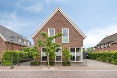 Dorpsstraat973751ENBunschotenSpakenburgNL-02.jpg