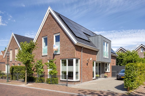 Verkocht onder voorbehoud: In het oog springende luxe en energiezuinige woning met royale leefruimtes !
