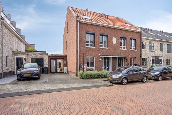 Te koop: "Ruim gezinshuis met praktijkruimte en zonnige tuin waar je zó in kunt trekken"
