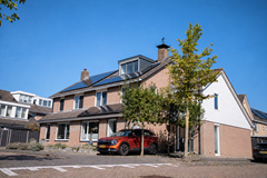 Zonnige woonstraat met rode SUV.png - Foto 1