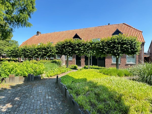 Te huur: Prachtige woonboerderij met fraai overdekt terras, prachtige achtertuin en tuinhuis.