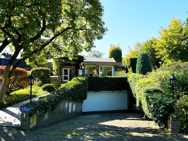 Te koop: 2-onder-1kap bungalow op toplocatie!