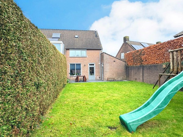 Verkocht: Woning met garage op een prachtige woonlocatie met ruim 20 meter diepe achtertuin!