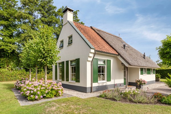 Te koop: Schitterdende luxe vakantiewoning op  1.126m2 eigen grond en aan vaarwater!