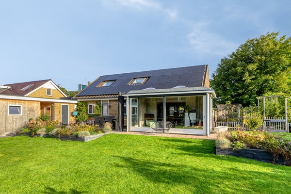 Te koop: Bijzonder mooie vrijstaande woning aan het water.