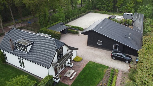 Te koop: Prachtige  karakteristieke woning met enkele paardenstallen en kantooruimte in bos,- en waterrijke omgeving.