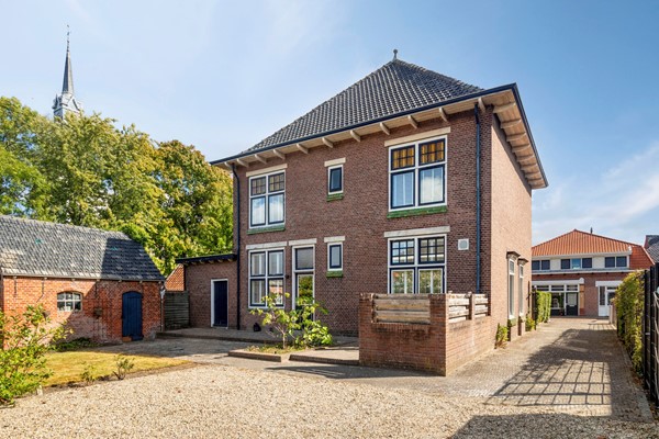 Foto - Te koop: Uniek wonen in oude pastorie!