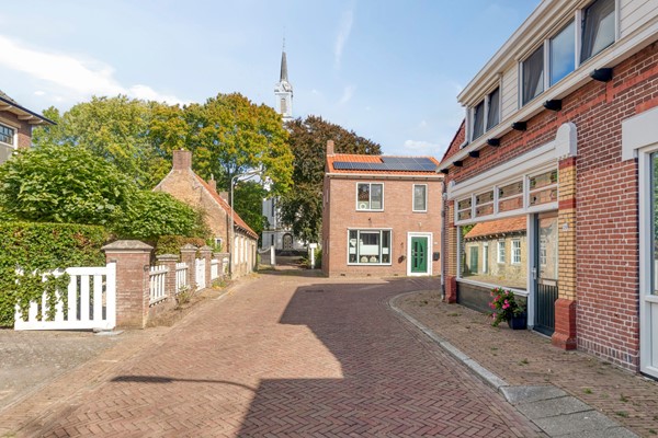 Foto - Te koop: Uniek wonen in oude pastorie!