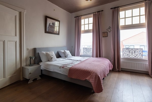 Foto - Te koop: Uniek wonen in oude pastorie!